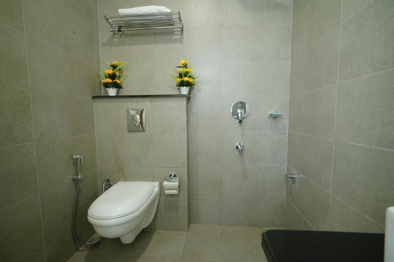 Octave Orchid Vista Hotel Gurgaon Bagian luar foto
